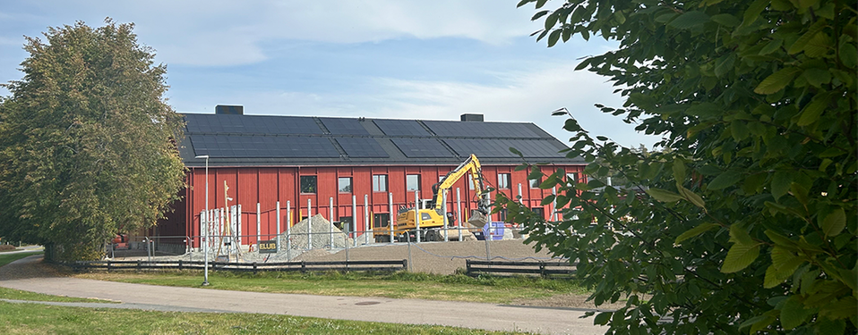 Furutåskolan under uppbyggnad. Skolbyggnaden är röd.